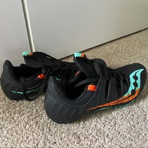 Size 7.5 Saucony Showdown spikes. Excellent condition.